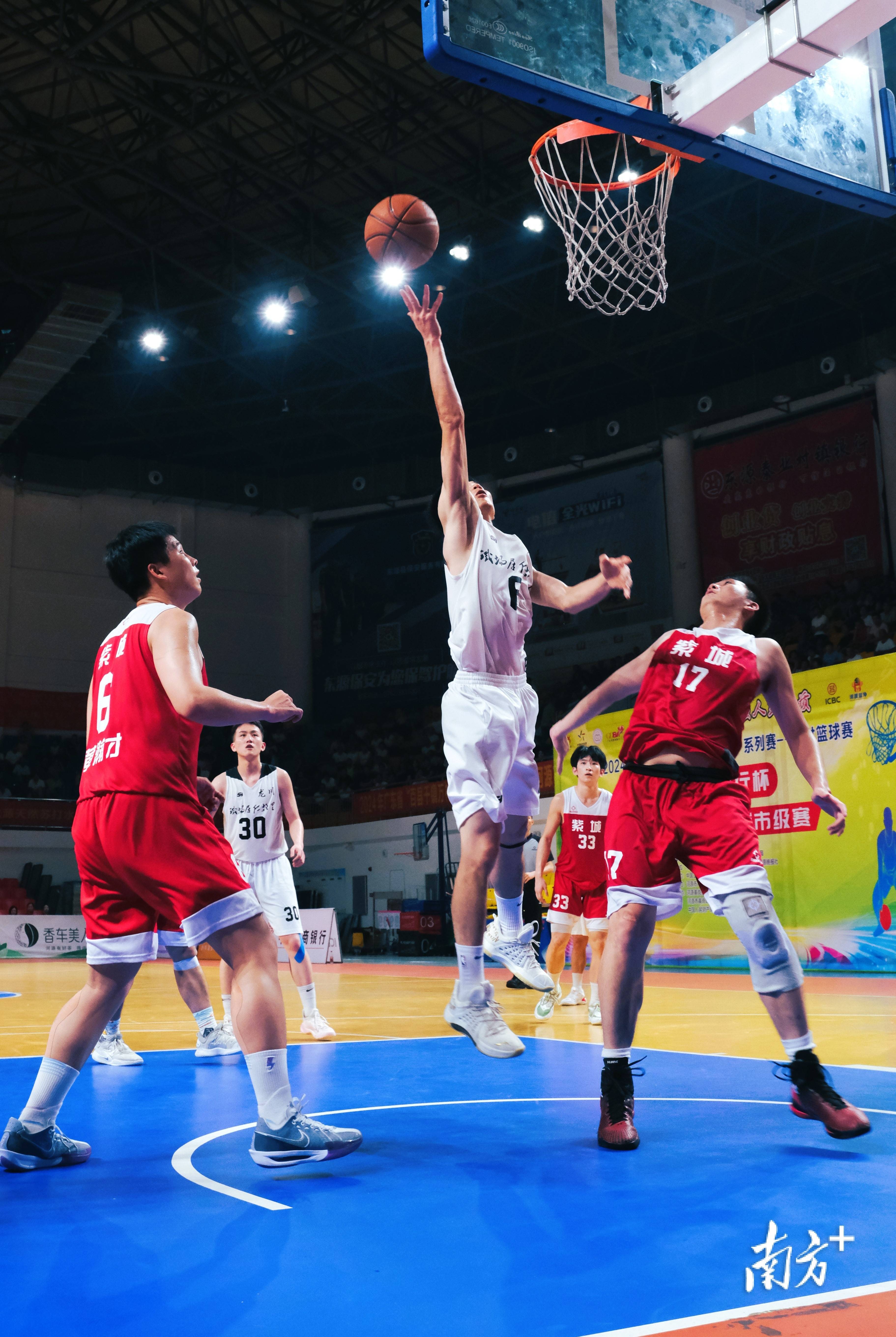 乐鱼体育安卓版-球场风采：运动员在比赛中的精彩表现