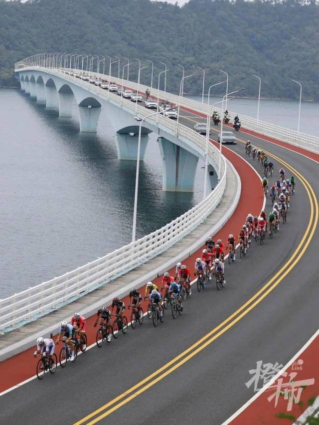 乐鱼体育官网-包含最美赛道巡游：沿途风景美得像画的词条