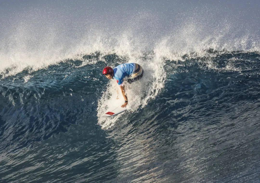关于大型海滩冲浪比赛,浪花中的青春激情的信息 关于大型海滩冲浪比赛,浪花中的青春激情的信息